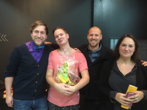 Tillsammans med två språknördar från Kagg på ytterkanterna. Tomas i rosa bjuder på en kvinnlig huvudet på sned-pose. 